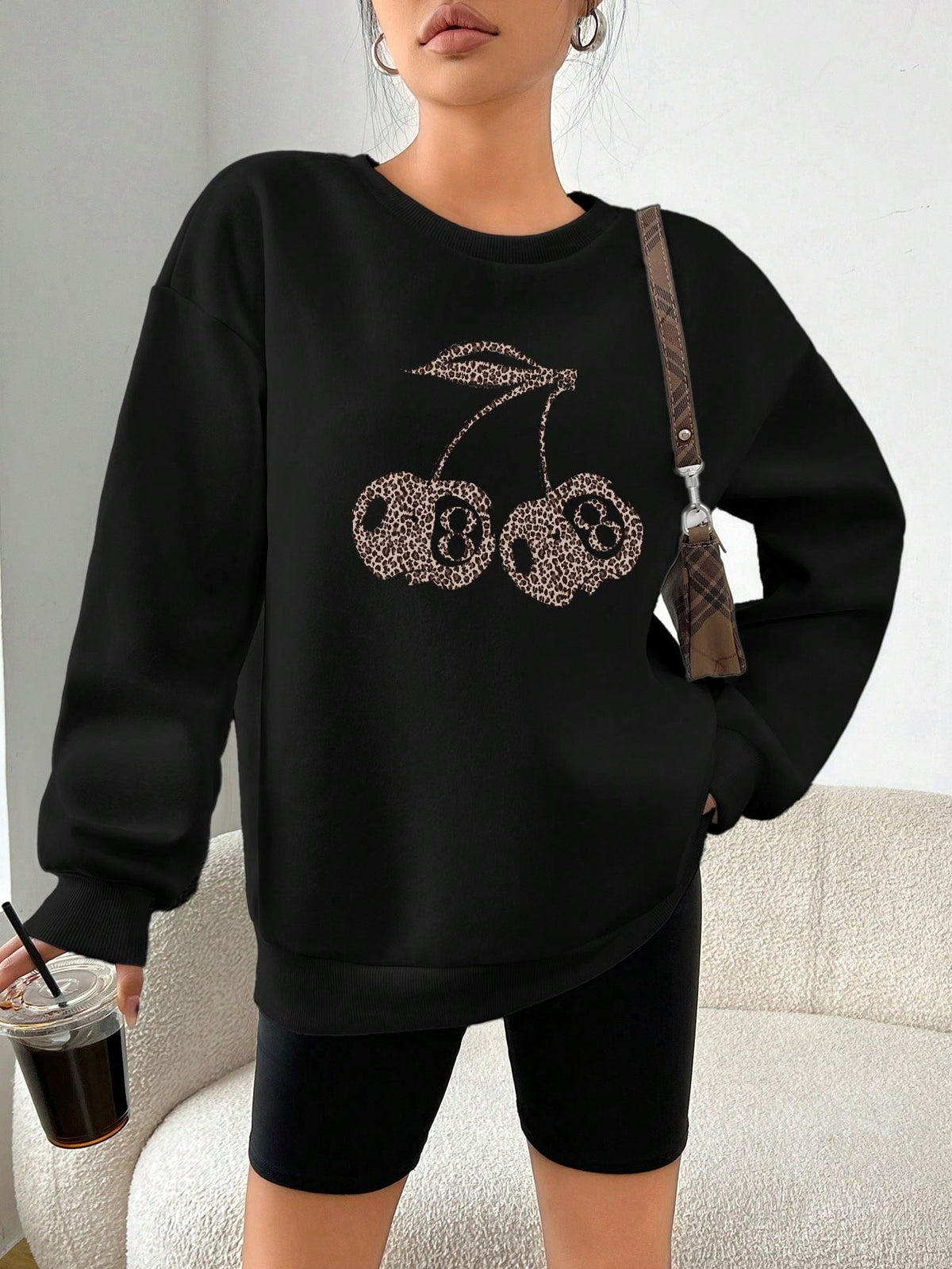 Dame Oversized Sweatshirt Med Leopard- Og Kirsebærprint Samt Rund Hals – Afslappet Pullover Til Hverdagsbrug, Fritid Og Casual Stil