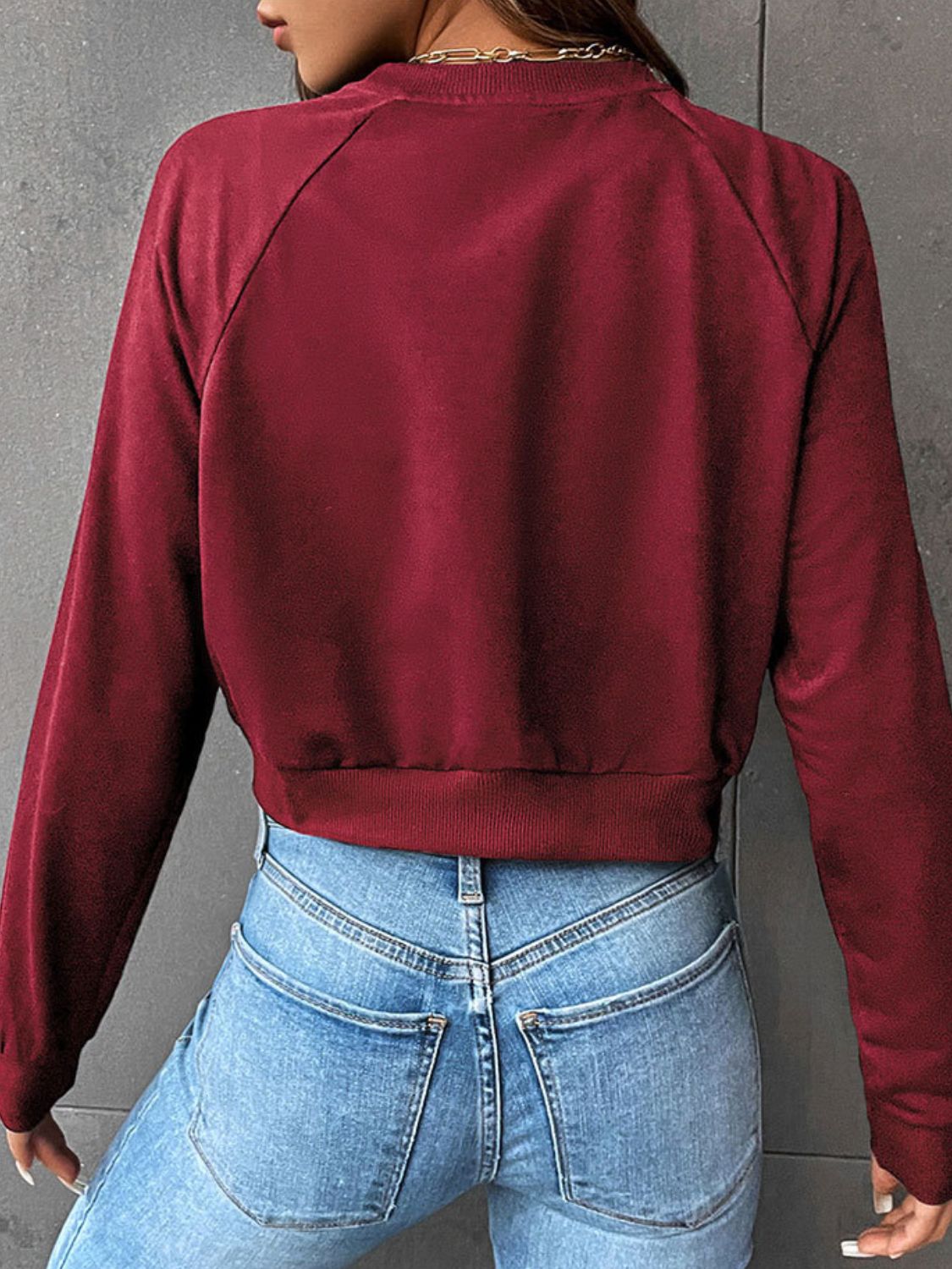 Women's Cropped Raglan Sweatshirt with Crew Neck and Ribbed Edges - Sporty Pullover for Everyday Wear, Leisure and Casual Style