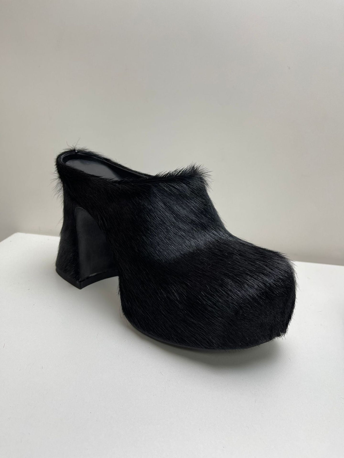 Damskie mule na platformie ze sztucznym futerkiem i zakrytymi palcami – wyraziste wsuwane buty na masywnym obcasie do eleganckich wieczorowych stylizacji i na uroczyste okazje