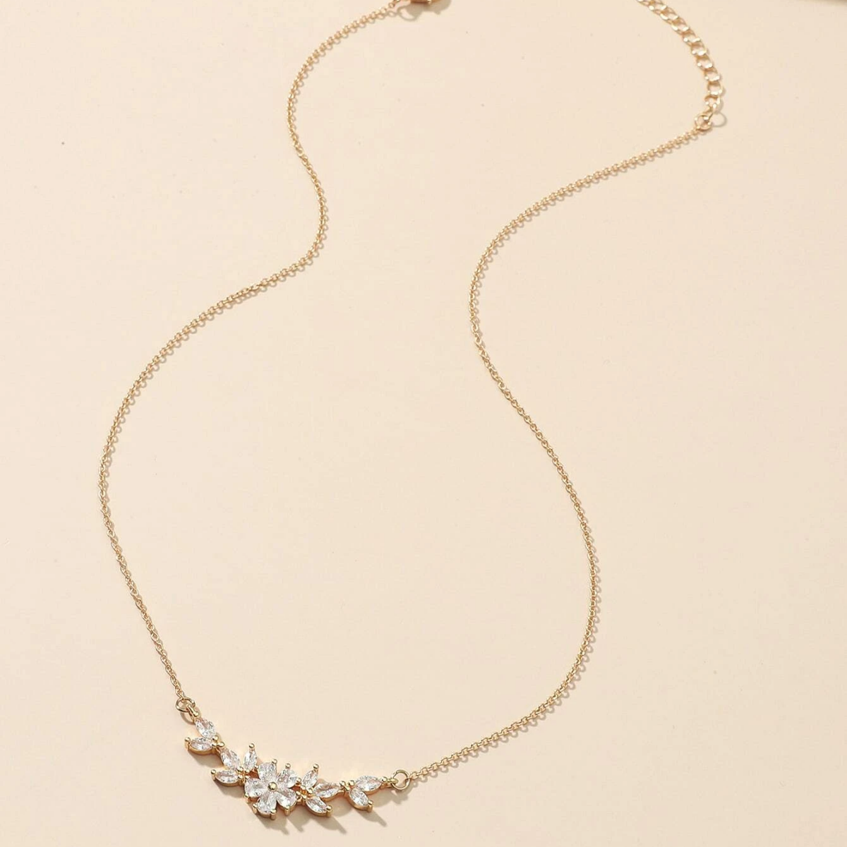 Women's flower necklace with cubic zirconia, a silver-colored chain, and a sparkling crystal pendant – delicate jewelry for everyday wear, parties, and special occasions