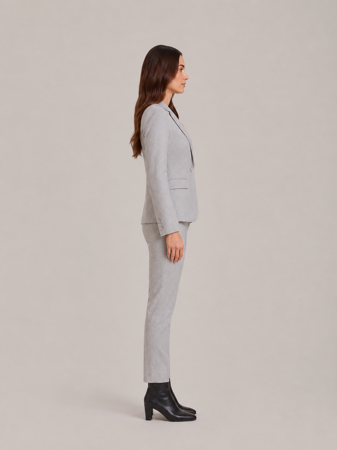 Damski garnitur z dopasowaną jednorzędową marynarką i spodniami z prostymi nogawkami - elegancki garnitur do biura, biznesowych stylizacji i stylu smart casual