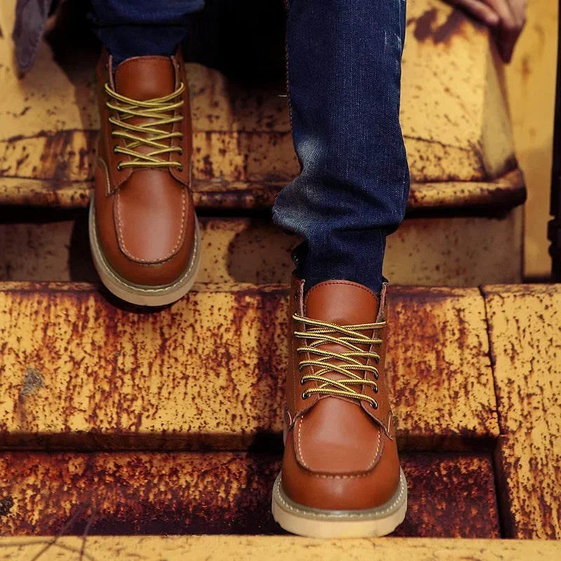 Botas de nieve de cuero para hombre con forro de piel, diseño hidrófugo y cordones – Cálidos botines de invierno con suela antideslizante para días fríos y actividades al aire libre