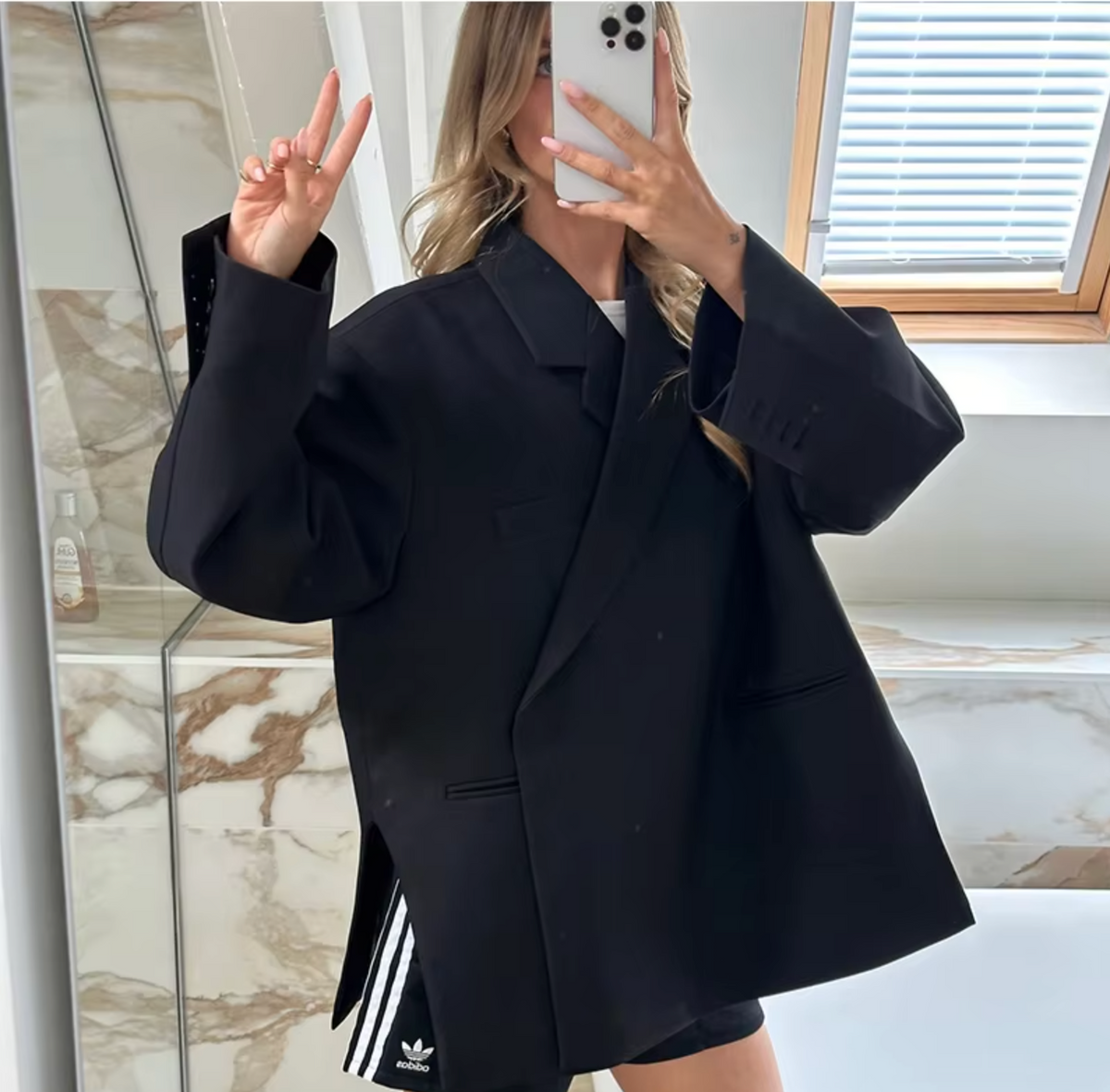 Women's oversized blazer with long cut and lapels - relaxed jacket for work, smart-casual style, and everyday wear