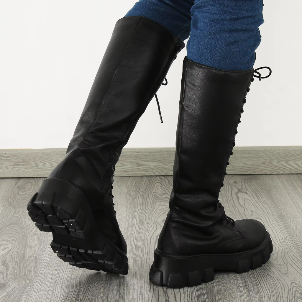 Dámské kozačky ke kolenům v koženkovém vzhledu se šněrováním – robustní combat boty s výraznou platformou pro výrazný streetwear na podzim a v zimě