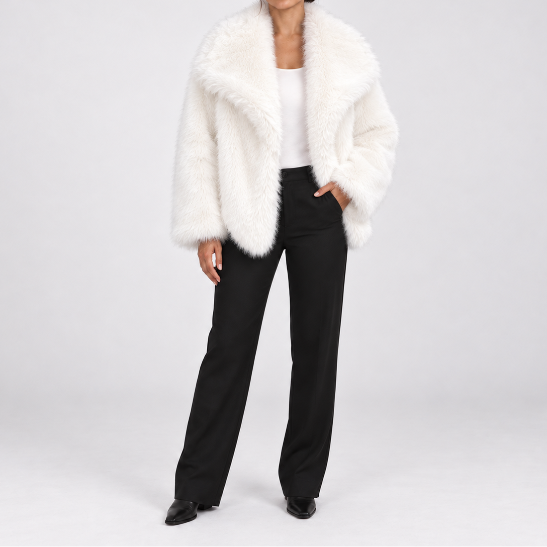 Women's short winter jacket in soft faux fur with wide lapels - Elegant outerwear for cold days and stylish evening outfits