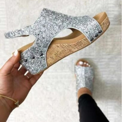 Błyszczące damskie sandały na koturnie z odkrytymi palcami i wycięciami – eleganckie buty na platformie z paskiem slingback na letnie przyjęcia i uroczyste okazje