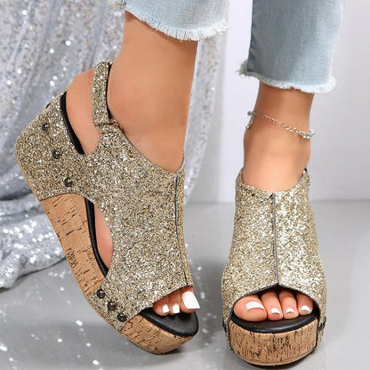 Błyszczące damskie sandały na koturnie z odkrytymi palcami i wycięciami – eleganckie buty na platformie z paskiem slingback na letnie przyjęcia i uroczyste okazje