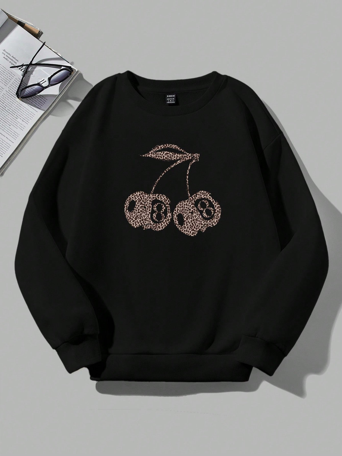 Dame Oversized Sweatshirt Med Leopard- Og Kirsebærprint Samt Rund Hals – Afslappet Pullover Til Hverdagsbrug, Fritid Og Casual Stil