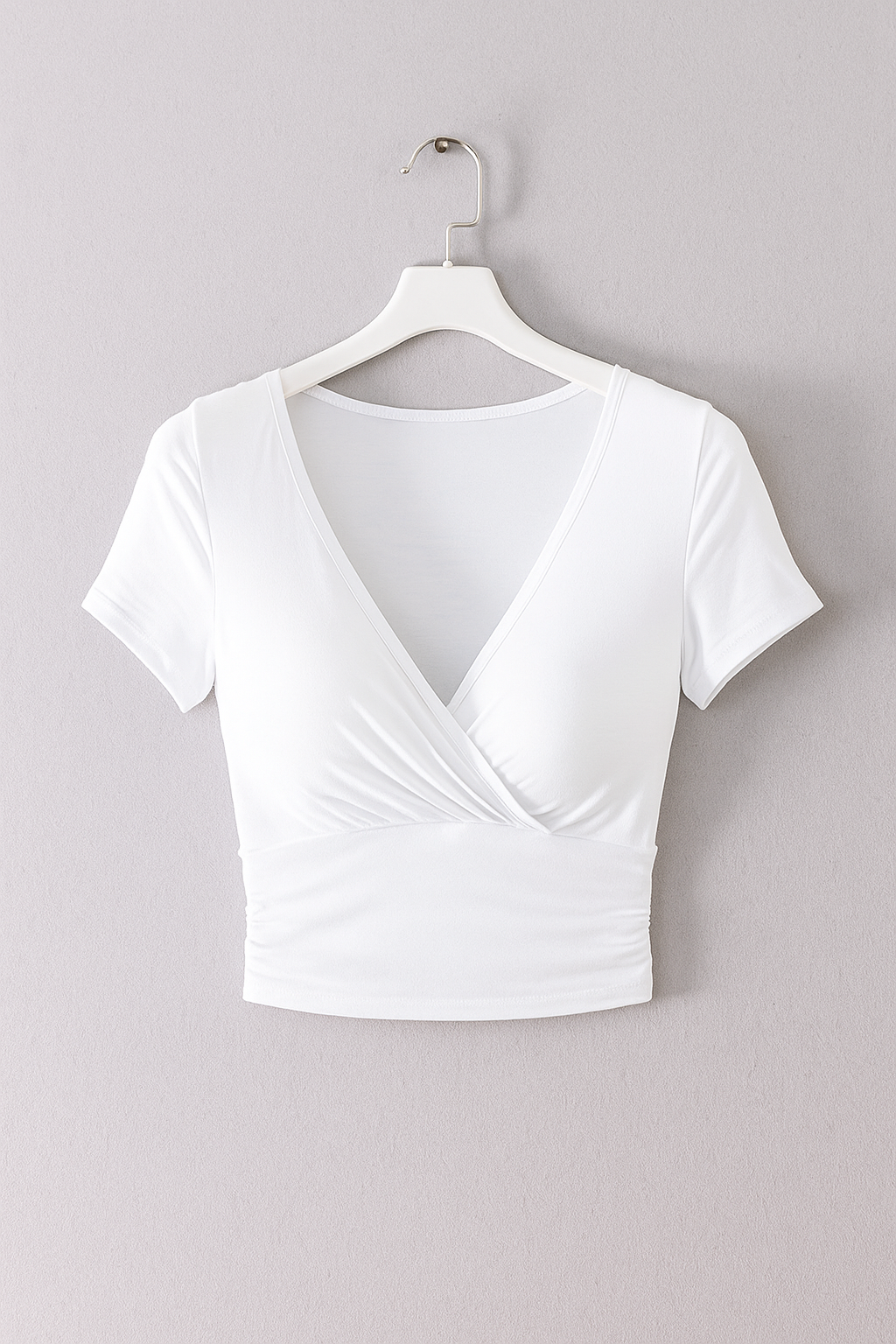 Dame Kortærmet Croptop Med Slå-om-design Og V-hals – Strækbar Og Stilfuld Sommertop Til Afslappede Outfits Og Elegante Aftenlooks