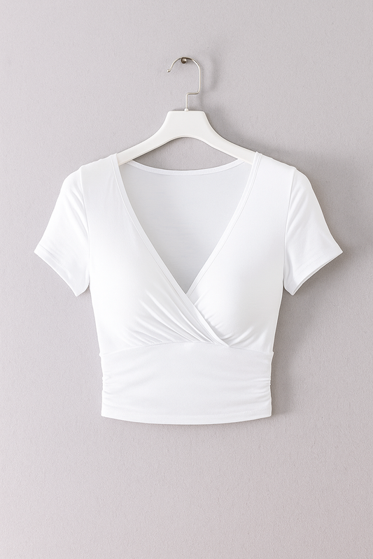 Dámský krátký top se zavinovacím designem a výstřihem do V – pružný a stylový letní top pro ležérní outfity i elegantní večerní vzhled