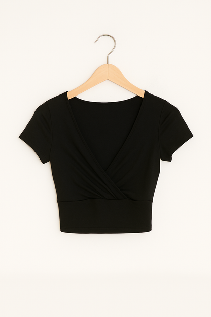 Dame Kortærmet Croptop Med Slå-om-design Og V-hals – Strækbar Og Stilfuld Sommertop Til Afslappede Outfits Og Elegante Aftenlooks