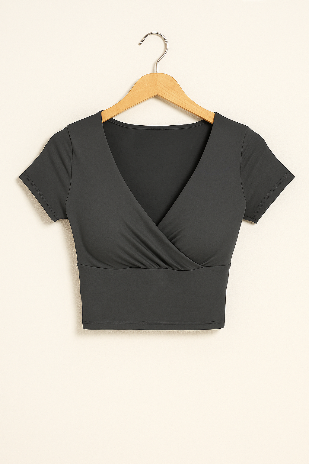 Dame Kortærmet Croptop Med Slå-om-design Og V-hals – Strækbar Og Stilfuld Sommertop Til Afslappede Outfits Og Elegante Aftenlooks