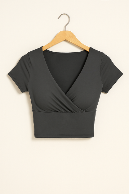 Dame Kortærmet Croptop Med Slå-om-design Og V-hals – Strækbar Og Stilfuld Sommertop Til Afslappede Outfits Og Elegante Aftenlooks