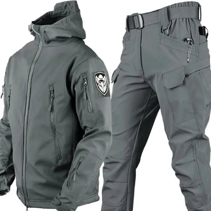 Conjunto outdoor cortavientos para hombre con capucha, chaqueta utilitaria y pantalones cargo - Conjunto resistente al agua para senderismo, tiempo libre y actividades al aire libre