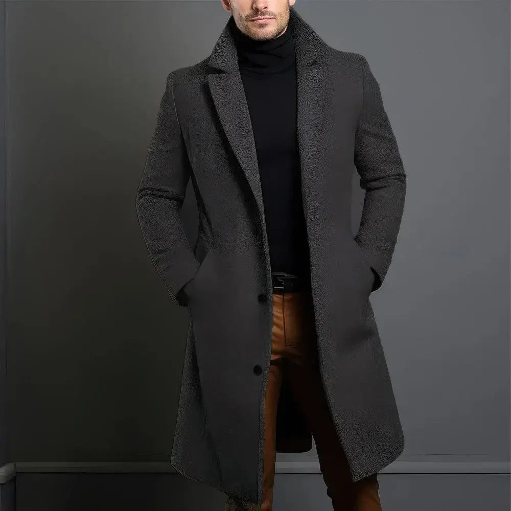 Pánský dlouhý elegantní kabát na míru s jednořadým zapínáním a klopami s vroubkovaným okrajem – elegantní svrchní oděv na podzim, zimu, do kanceláře i pro každodenní nošení