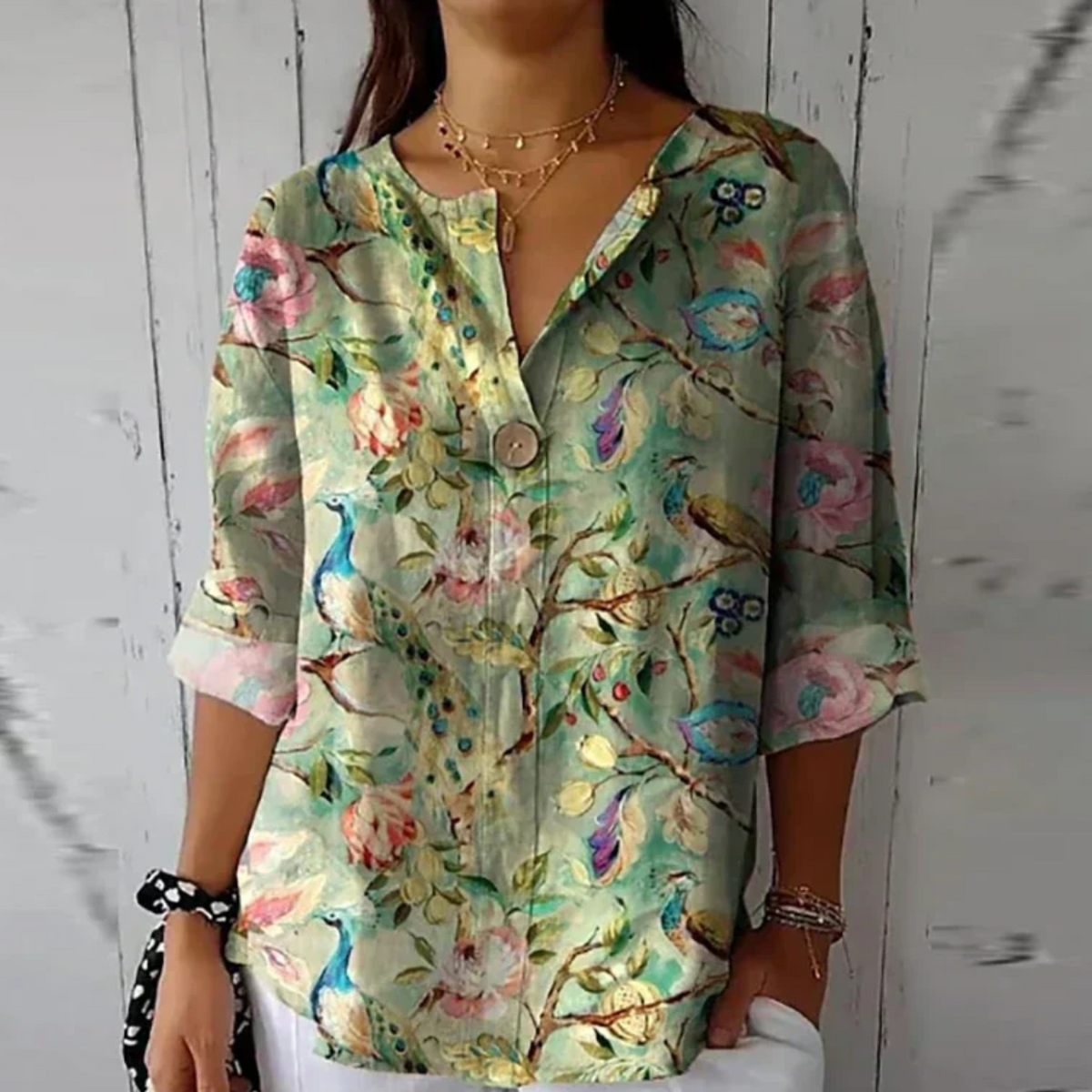 Damska wzorzysta bluzka z dekoltem w serek – lekki letni top na co dzień, wakacje, czas wolny i styl smart casual