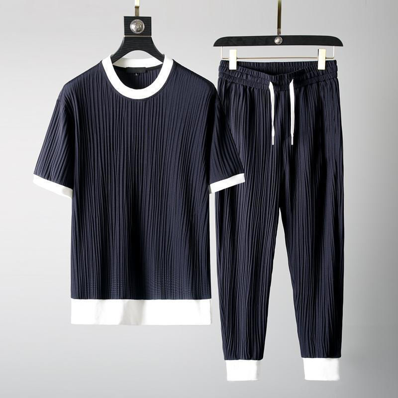 Conjunto de 2 piezas para hombre con camiseta plisada y pantalones jogger relajados - Conjunto casual texturizado para el día a día, el tiempo libre y la relajación