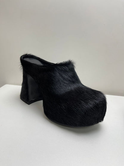 Damskie mule na platformie ze sztucznym futerkiem i zakrytymi palcami – wyraziste wsuwane buty na masywnym obcasie do eleganckich wieczorowych stylizacji i na uroczyste okazje