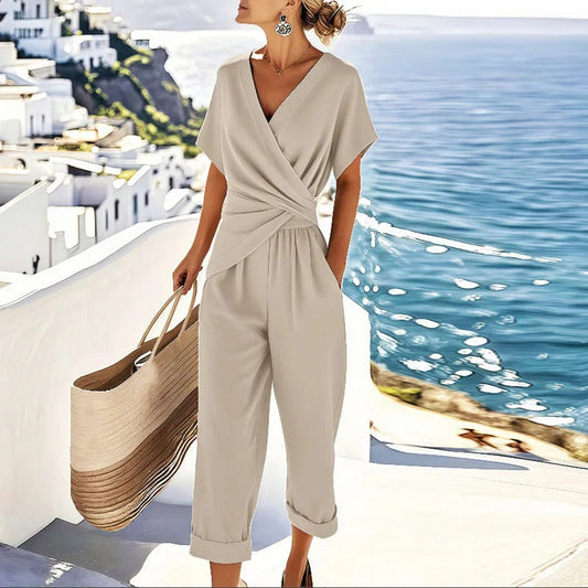 Damski kombinezon z drapowanym dekoltem w serek – swobodny letni fason na wakacje, co dzień i w stylu smart casual