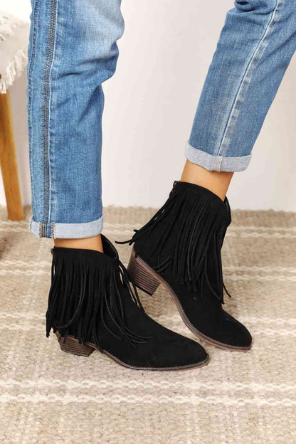 Women's Western Boots with Fringe and Pointed Toe – Ankle Boots with Block Heel and Tassel Details for Fall and Casual Everyday Wear