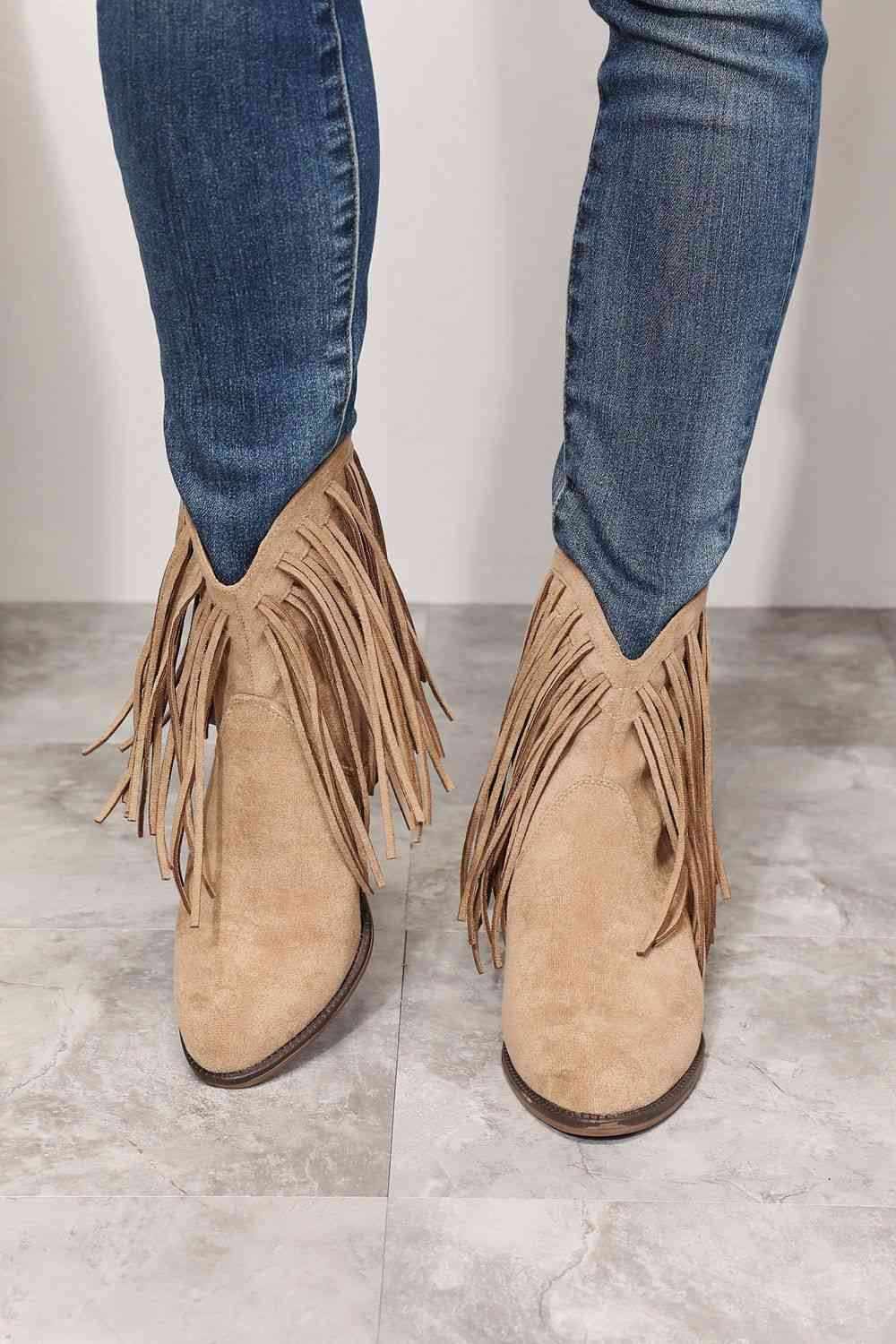 Women's Western Boots with Fringe and Pointed Toe – Ankle Boots with Block Heel and Tassel Details for Fall and Casual Everyday Wear