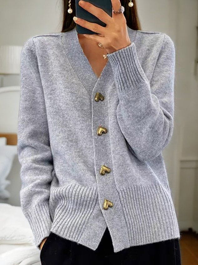 Dame Strikket Cardigan Med Hjerteformede Knapper Og V-hals – Elegant Og Feminin Strik Til Hverdagsbrug Og Lag-på-lag Styling