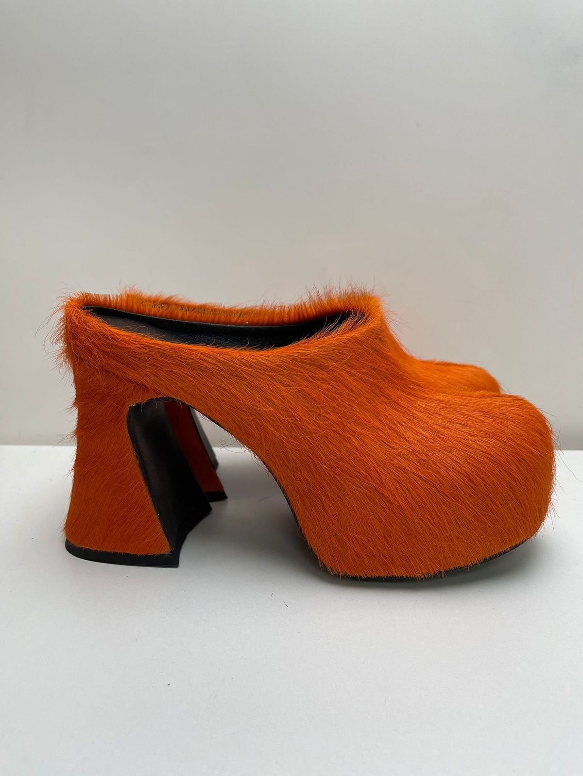 Damskie mule na platformie ze sztucznym futerkiem i zakrytymi palcami – wyraziste wsuwane buty na masywnym obcasie do eleganckich wieczorowych stylizacji i na uroczyste okazje