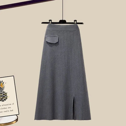 Dámská třídílná zimní souprava s košilí, pleteným přehozem přes ramena a žebrovanou maxi sukní - elegantní outfit na podzim, zimu a každodenní nošení