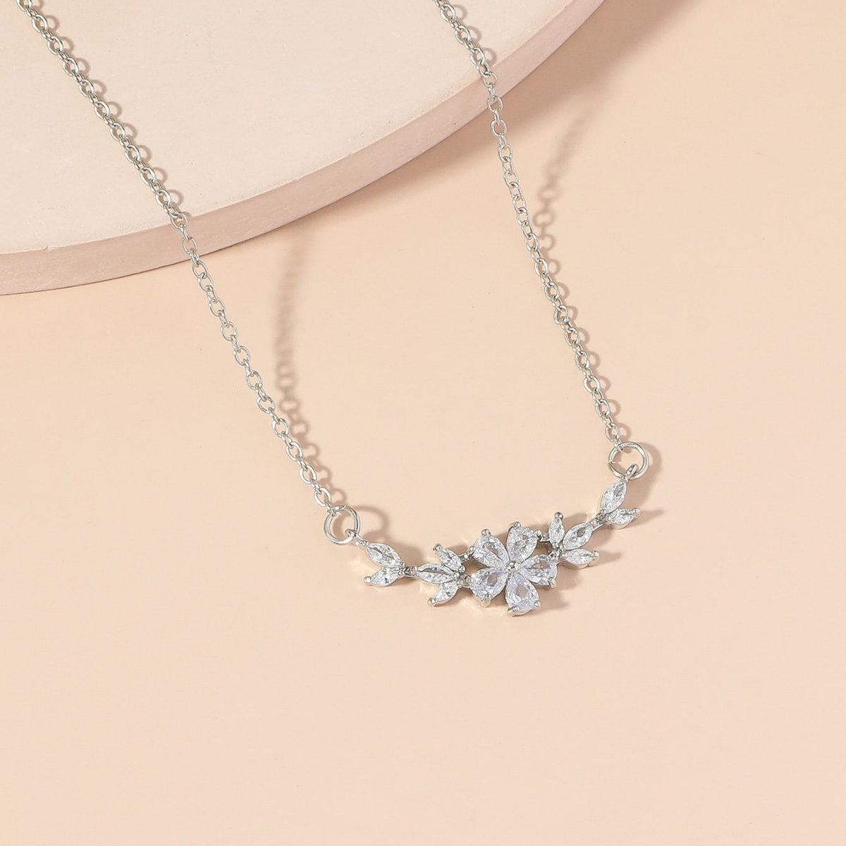 Women's flower necklace with cubic zirconia, a silver-colored chain, and a sparkling crystal pendant – delicate jewelry for everyday wear, parties, and special occasions