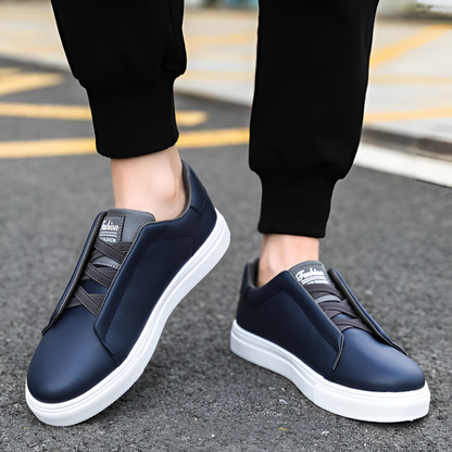 Men’s sneakers in smooth leather with elastic laces – modern sneakers with a sturdy sole for everyday wear, leisure, and casual outfits