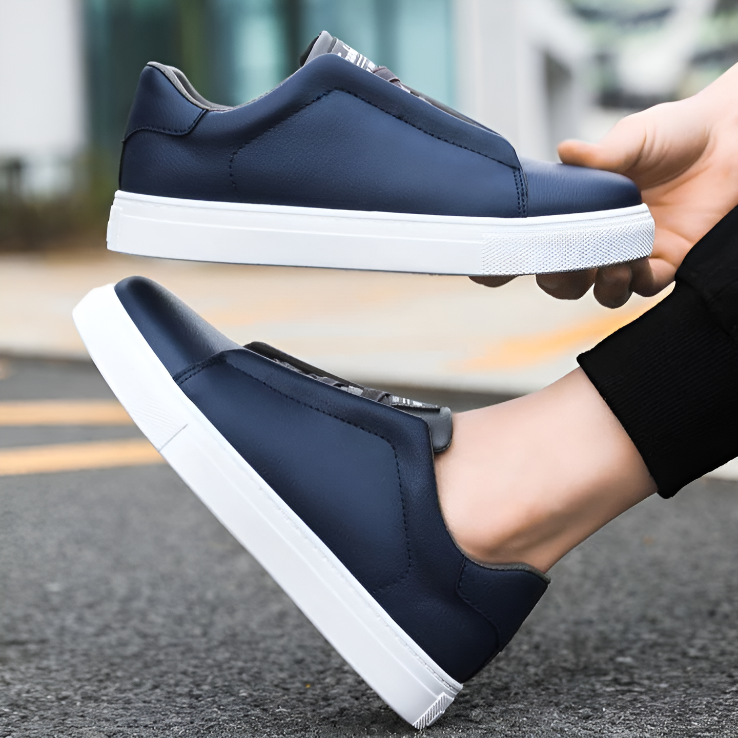 Men’s sneakers in smooth leather with elastic laces – modern sneakers with a sturdy sole for everyday wear, leisure, and casual outfits