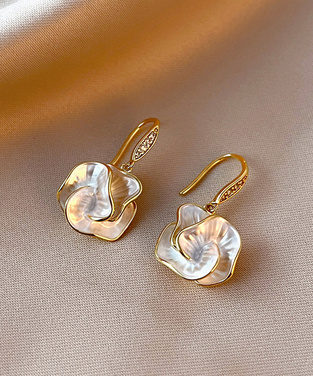 Women's drop-shaped flower earrings with a gold-colored finish and mother-of-pearl effect – elegant drop earrings for everyday wear, parties, and special occasions