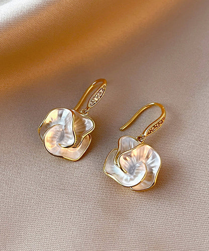 Women's drop-shaped flower earrings with a gold-colored finish and mother-of-pearl effect – elegant drop earrings for everyday wear, parties, and special occasions