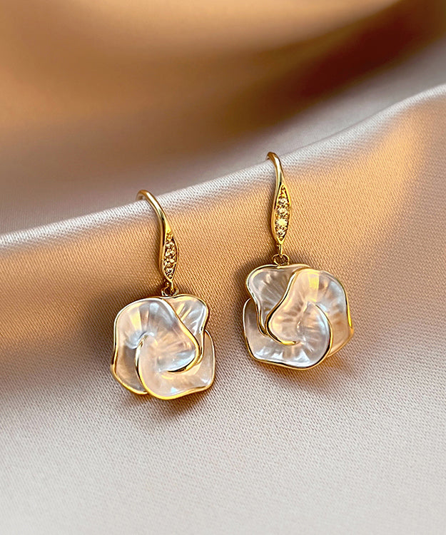 Women's drop-shaped flower earrings with a gold-colored finish and mother-of-pearl effect – elegant drop earrings for everyday wear, parties, and special occasions