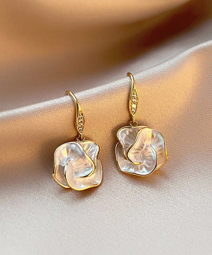 Women's drop-shaped flower earrings with a gold-colored finish and mother-of-pearl effect – elegant drop earrings for everyday wear, parties, and special occasions