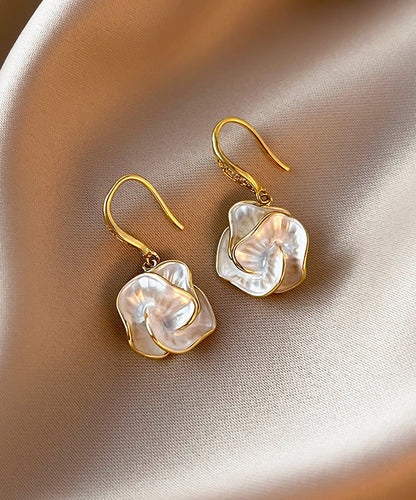 Women's drop-shaped flower earrings with a gold-colored finish and mother-of-pearl effect – elegant drop earrings for everyday wear, parties, and special occasions