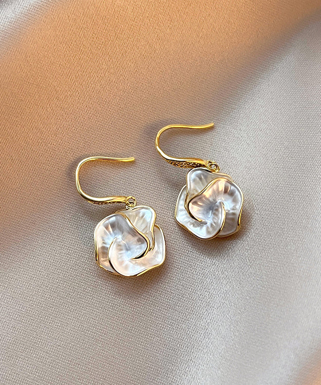 Women's drop-shaped flower earrings with a gold-colored finish and mother-of-pearl effect – elegant drop earrings for everyday wear, parties, and special occasions