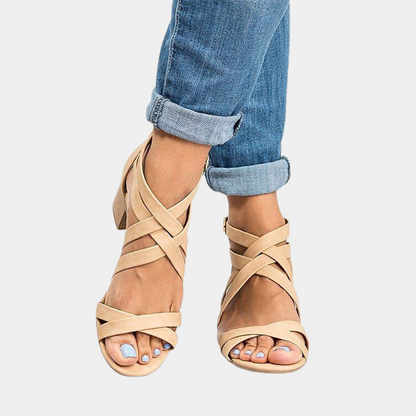 Damskie sandały na słupkowym obcasie, z odkrytymi palcami i skrzyżowanymi paskami – eleganckie letnie buty z klamrą, idealne do stylu smart casual i na co dzień