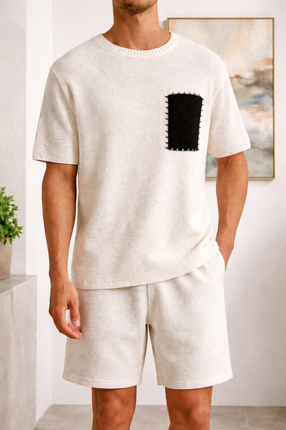 Herre T-shirt i tekstureret strik med kontrastlomme og afslappet stil
