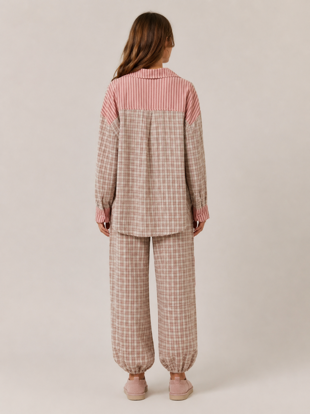 Conjunto de pijama de cuadros para mujer con camisa holgada abotonada y pantalones jogger con cordón - Pijama cómodo para dormir, estar en casa y relajarse
