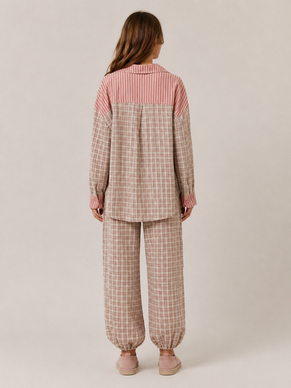 Conjunto de pijama de cuadros para mujer con camisa holgada abotonada y pantalones jogger con cordón - Pijama cómodo para dormir, estar en casa y relajarse