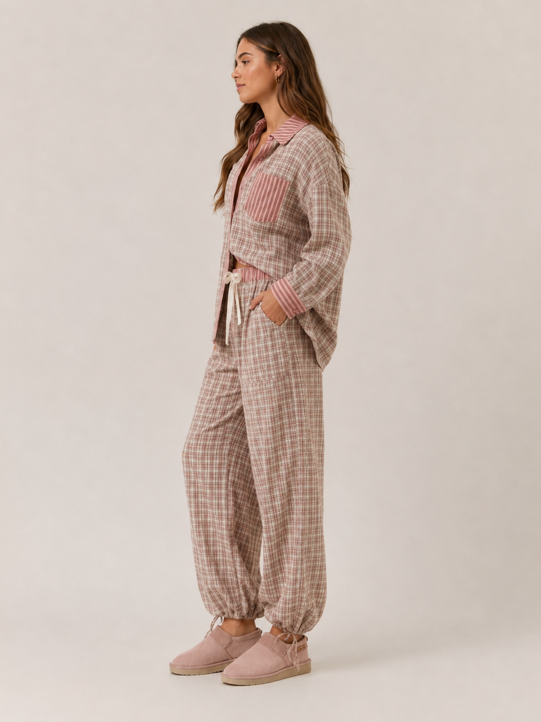 Conjunto de pijama de cuadros para mujer con camisa holgada abotonada y pantalones jogger con cordón - Pijama cómodo para dormir, estar en casa y relajarse
