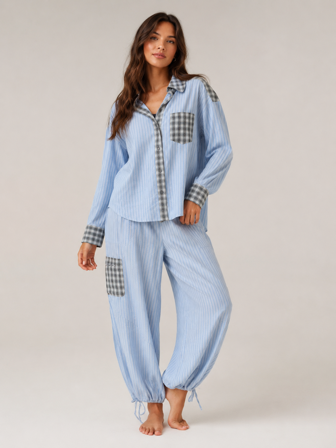 Conjunto de pijama de cuadros para mujer con camisa holgada abotonada y pantalones jogger con cordón - Pijama cómodo para dormir, estar en casa y relajarse
