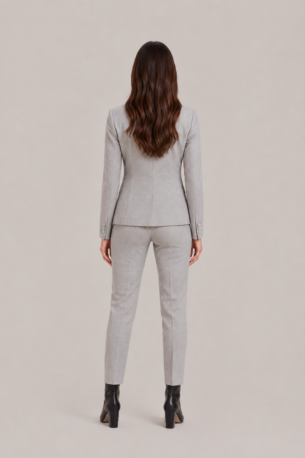 Damski garnitur z dopasowaną jednorzędową marynarką i spodniami z prostymi nogawkami - elegancki garnitur do biura, biznesowych stylizacji i stylu smart casual