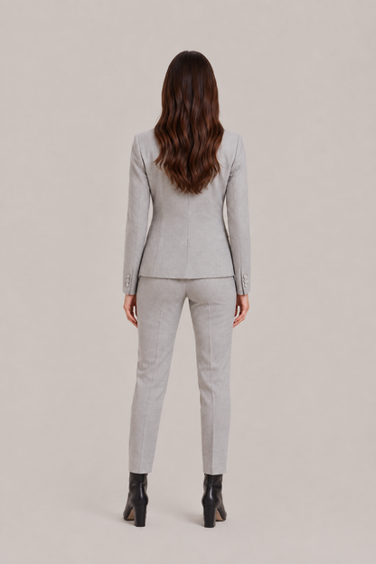 Damski garnitur z dopasowaną jednorzędową marynarką i spodniami z prostymi nogawkami - elegancki garnitur do biura, biznesowych stylizacji i stylu smart casual