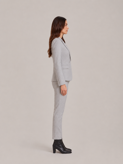 Damski garnitur z dopasowaną jednorzędową marynarką i spodniami z prostymi nogawkami - elegancki garnitur do biura, biznesowych stylizacji i stylu smart casual