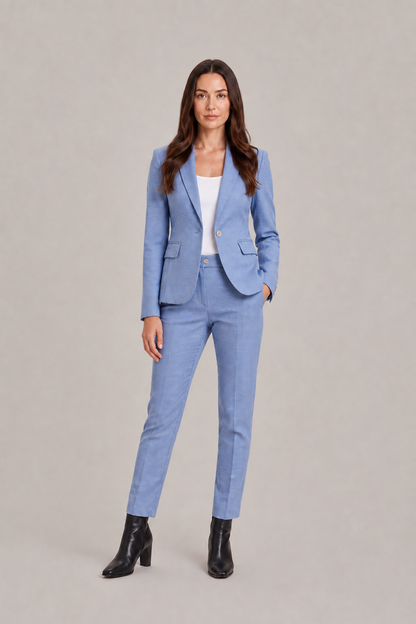 Damski garnitur z dopasowaną jednorzędową marynarką i spodniami z prostymi nogawkami - elegancki garnitur do biura, biznesowych stylizacji i stylu smart casual