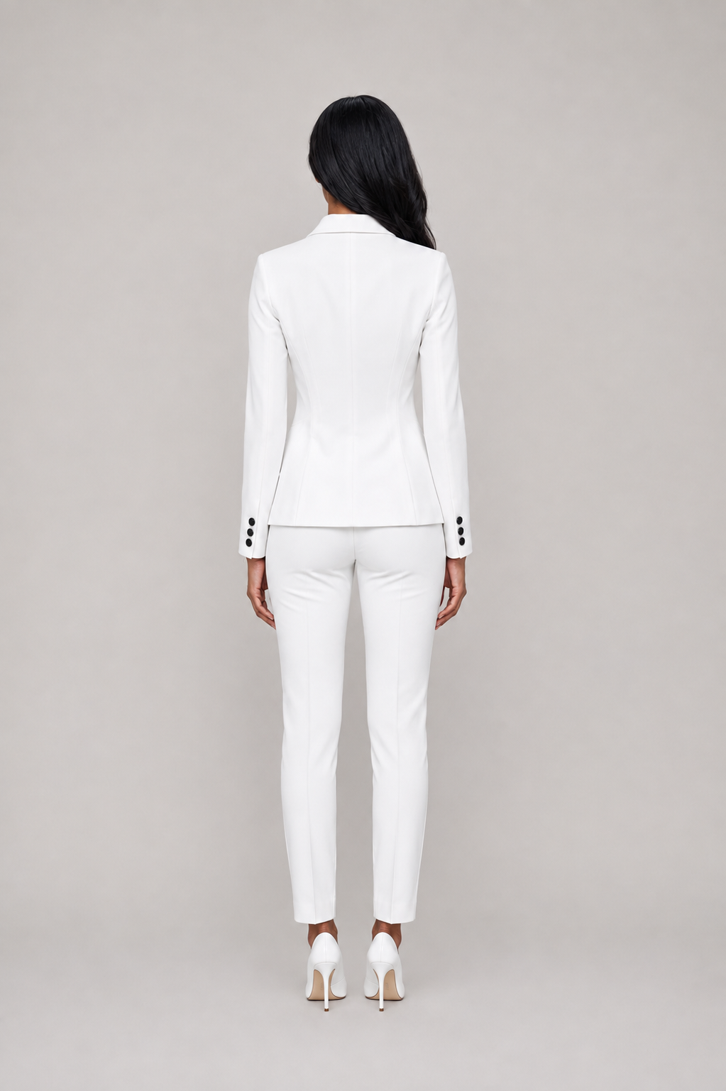 Traje de pantalón sastre de mujer con blazer entallado, botones en contraste y pantalones de pierna recta - Conjunto elegante para los negocios, el trabajo y ocasiones especiales