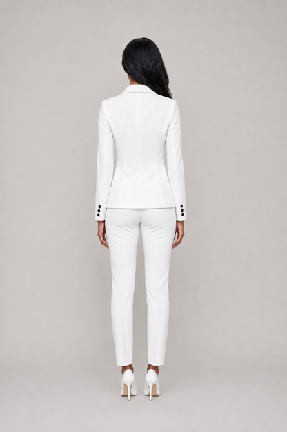 Traje de pantalón sastre de mujer con blazer entallado, botones en contraste y pantalones de pierna recta - Conjunto elegante para los negocios, el trabajo y ocasiones especiales