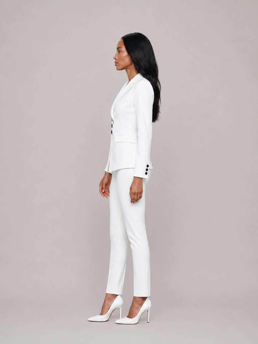 Traje de pantalón sastre de mujer con blazer entallado, botones en contraste y pantalones de pierna recta - Conjunto elegante para los negocios, el trabajo y ocasiones especiales